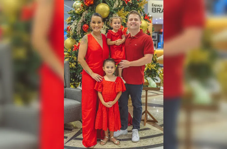 Renato Giovanetti Vieira celebrará a chegada de um novo ciclo na próxima sexta-feira (4), rodeado pelo carinho de sua família. No registro especial, Renato aparece ao lado de sua esposa, Luana Valgas Martins, e de suas filhas, Liz Martins Vieira e Nina Martins Vieira, que são, sem dúvida, as grandes inspirações de sua vida. A data promete ser celebrada com muita alegria, e da Coluna RC, enviamos nossos mais sinceros votos de felicidades, sucesso e muitos momentos especiais ao lado de sua família.