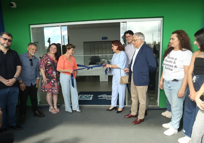 Elizabeth Schmidt faz gesto simbólico de inauguração da unidade