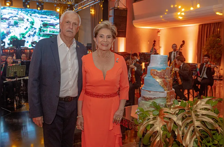 Lourival e Elizabeth Schmidt celebram, na próxima segunda-feira (20), 52 anos de uma linda trajetória conjugal. As bodas de argila simbolizam a união moldada pelo amor e pela cumplicidade ao longo do tempo. Na foto, registrada por Laertes Soares, o sorriso do casal reflete a felicidade de uma história marcada por momentos inesquecíveis. Da Coluna RC, enviamos calorosos votos de saúde, amor e alegria contínua a essa inspiração de união.