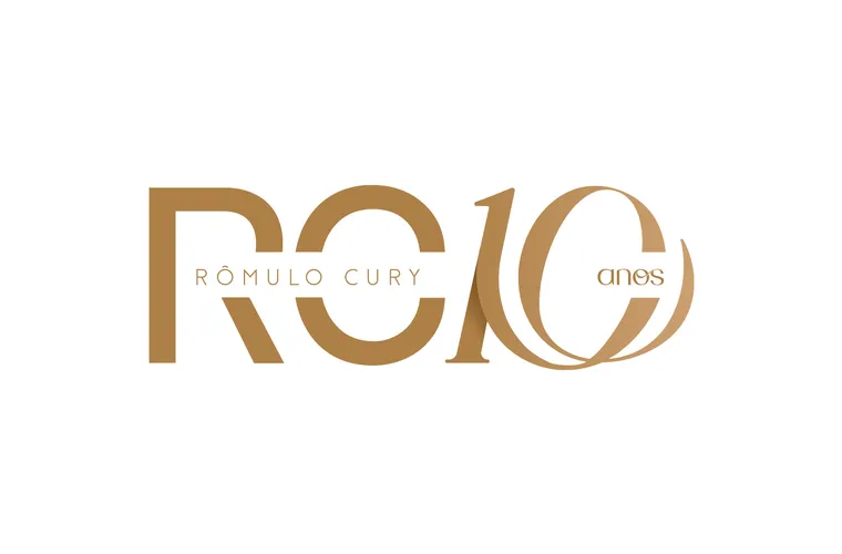 O branding de Rômulo Cury: mais que um colunista, uma marca de influência.  

Com dez anos de trajetória, Rômulo Cury se consolidou como mais do que um colunista. Seu nome se tornou um brand pessoal forte, sinônimo de sofisticação, credibilidade e curadoria de tendências. Ele não apenas informa; ele antecipa, inspira e influência. Suas palavras, cuidadosamente escolhidas, criam experiências, transformam percepções e inauguram novos olhares.  

Foi a partir dessa essência que a identidade visual do selo foi desenhada. A tipografia, fluida e atemporal, reflete o dinamismo do colunista. A paleta dourada traduz a excelência e o prestígio conquistados ao longo da década. Cada detalhe carrega o mesmo refinamento e propósito que Rômulo imprime em seu trabalho.