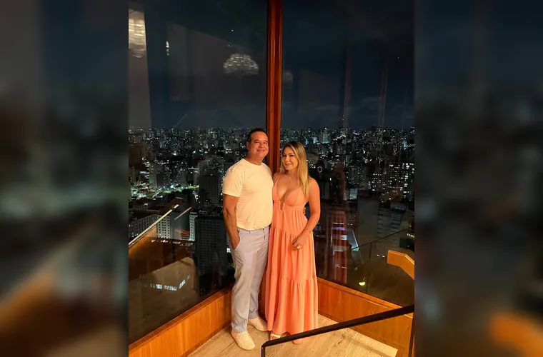 O empresário Ednilson Januário será amplamente homenageado neste sábado (28), data em que celebra mais um ano de vida. Na foto, Ednilson aparece ao lado de sua esposa, Jessica Comassetto, que compartilha com ele a construção de uma jornada repleta de conquistas. Da Coluna RC, seguem os votos de muita alegria, saúde e realizações.