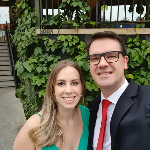 Nesta terça-feira (13), o respeitado médico neurologista Dr. Jeziel Gilson Nikosky foi calorosamente parabenizado pela passagem de seu aniversário.
Com uma carreira dedicada ao cuidado e à saúde de seus pacientes, Jeziel é uma figura querida e admirada em nossa comunidade.
Neste registro especial, aparece ao lado de sua amada esposa, a empresária Angélica Perin Nikosky.
Da Coluna RC, enviamos nossos mais sinceros votos de felicidades infinitas ao Dr. Jeziel.