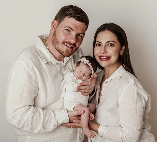 Em um retrato repleto de ternura e emoção, Gustavo Walter e Jessica Bertolino Walter celebram com todo o carinho os dois meses de vida da doce Laura. Nesta imagem, os laços familiares se revelam em cada sorriso e olhar, simbolizando a esperança e a alegria que a pequena trouxe para a família. É um registro que eterniza momentos preciosos, onde o amor se manifesta de forma sincera e contagiante. Da Coluna RC, desejamos à família um caminho repleto de saúde, felicidade e bênçãos!