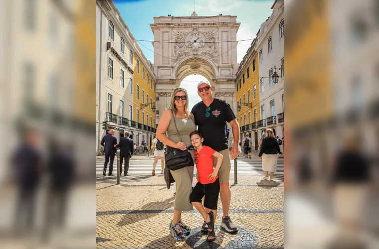 O empresário André Coraiola receberá os cumprimentos pela troca de idade na próxima sexta-feira (14). Na foto, ao lado da esposa, Evelyn Ferreira Coraiola, e do filho, João Horácio Coraiola, André celebra mais um ano de vida cercado de amor e carinho. Da Coluna RC, nossos votos de alegria, realizações e um futuro ainda mais próspero.