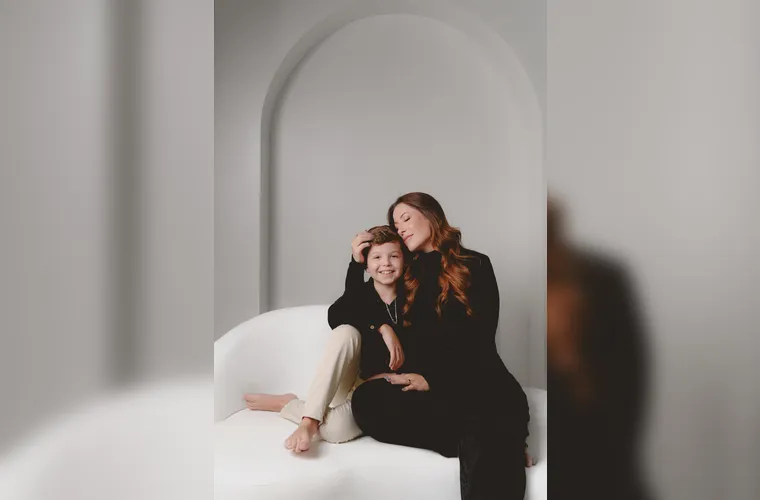 Um cenário criado com carinho para eternizar o amor mais bonito que existe: o de mãe. A equipe Javorski Produções preparou um ambiente especial para celebrar o Dia das Mães — uma forma única de guardar para sempre esse momento ao lado de quem mais importa.