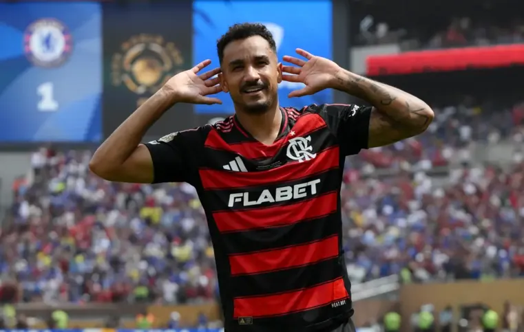 Danilo marcou o gol de virada, num voleio após cobrança de escanteio