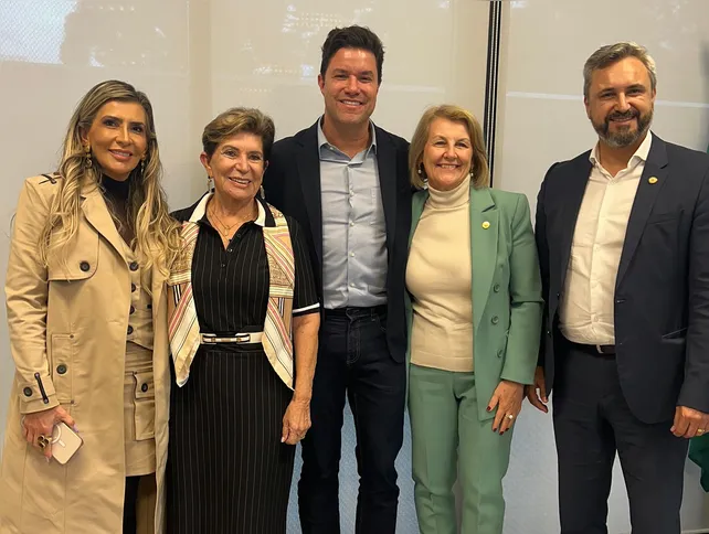 Flávia Francischini, Elizabeth Schmidt, Guto Silva, Márcia Huçulak e Fábio Oliveira posam para foto