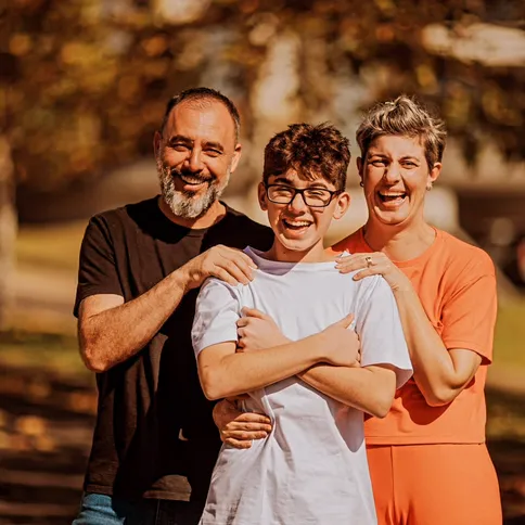 O domingo (18) será de celebração para o empresário Hemerson Dmengeon, que comemora sua nova idade ao lado de sua bela família. À frente do Temae Japanese Food, referência em gastronomia oriental na região, Hemerson é reconhecido por sua busca incessante pela excelência. Na imagem, surge ao lado da esposa Angelica Simionato e do filho Benjamim, num retrato de amor e união. Da Coluna RC, os votos de felicidades e um ciclo de grandes conquistas.