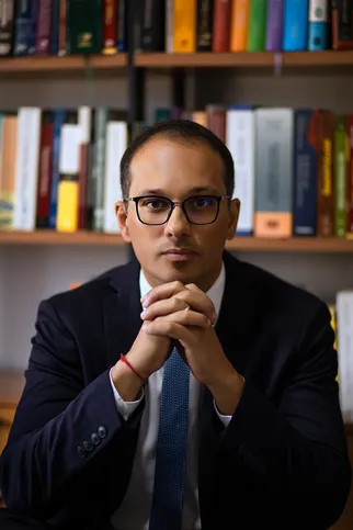 O advogado Pietro Arnaud Santos Silva brinda nesta sexta-feira (16) a chegada de mais um ciclo, reunido ao lado dos familiares que fazem parte de sua história. Jovem de talento, Pietro constrói com dedicação e ética uma trajetória sólida na advocacia. Da Coluna RC, desejamos um aniversário pleno de realizações, saúde e sucesso.