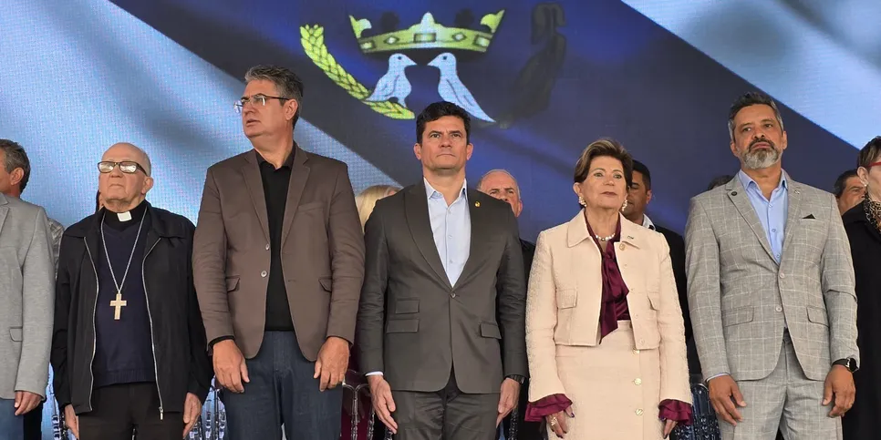 Durante a solenidade de inauguração da UPA Uvaranas, Sergio Moro se posicionou entre Elizabeth Schmidt e o vereador Julio Küller