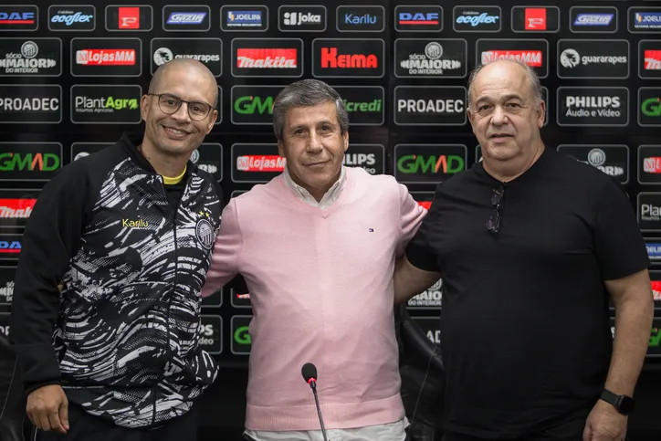 Alex, o presidente do Fantasma Álvaro Goes e o diretor de futebol Júnior Bueno