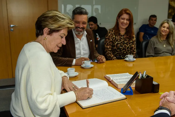 Prefeita Elizabeth transmite chefia do Pder Executivo municipal para Moisés Faria até 15 de junho