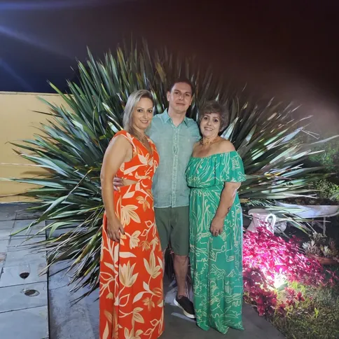 Neste sábado (17), Tania Nunes de Freitas brinda à vida com a chegada de um novo ciclo. Na imagem, Tania ao lado dos irmãos Luciane Nunes Freitas dos Santos e Walderson Nunes de Freitas, compartilha sorrisos que revelam a cumplicidade e os afetos que os cercam. Da Coluna RC, os mais sinceros votos de felicidade.