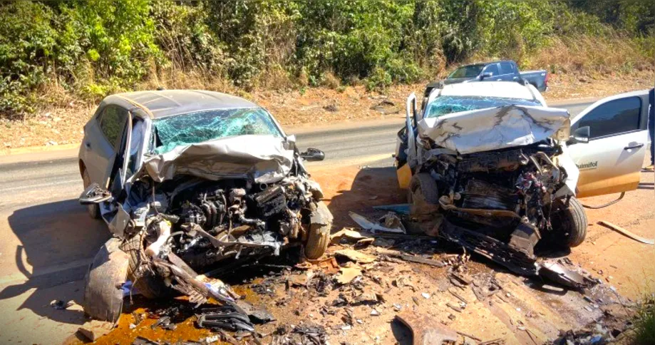 Ambos veículos ficaram com a parte frontal destruída