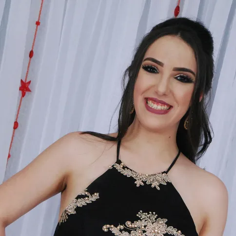 A jovem acadêmica de Medicina da UEPG, Camila Caruso, celebrou na última sexta-feira (22) mais um ano de vida. Determinada e comprometida com o futuro da saúde, Camila segue se destacando por sua dedicação e talento. Da Coluna RC, os votos de um novo ciclo cheio de realizações, felicidade e sucesso.