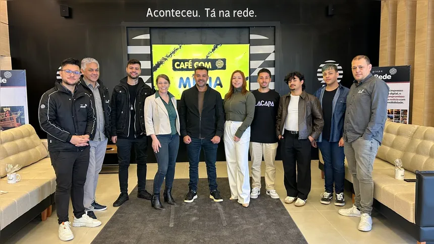 Com a proposta de conectar pessoas e empresas ao meio digital, a agência A1 digi&tals conheceu os projetos especiais do Grupo aRede na manhã dessa terça-feira (19), ao participar do projeto Café com Mídia. Os integrantes de agência percorreram a redação e estúdio, conhecendo um pouco da rotina dos jornalistas e depois participaram de palestra sobre as principais produtos do Portal aRede e Jornal da Manhã para o segundo o semestre.