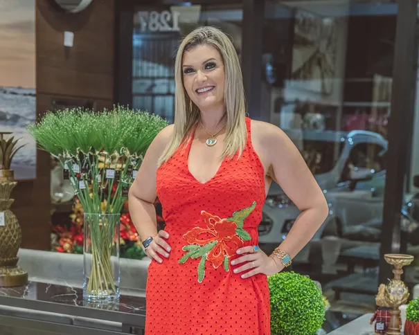 Nesta quarta-feira (20), a talentosa empresária e fotógrafa Evelyn Ferreira Coraiola celebra mais um ano de vida. Evelyn, que transforma sensibilidade em arte por meio de suas lentes, inspira pelo talento, carisma e dedicação. Que esta nova fase seja marcada por inspirações renovadas, projetos grandiosos e uma colheita farta de conquistas. Da Coluna RC, votos de felicidades plenas e um ano luminoso.