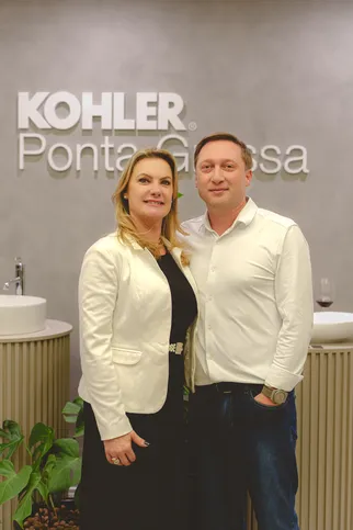 A empresária Viviane Mandalozzo Favretto comemorou seu aniversário na última sexta-feira (22), recebendo o carinho de familiares e amigos. No registro, ao lado do marido Eliandro Favretto, Viviane irradia felicidade. Da Coluna RC, votos de um ano cheio de alegrias e realizações.