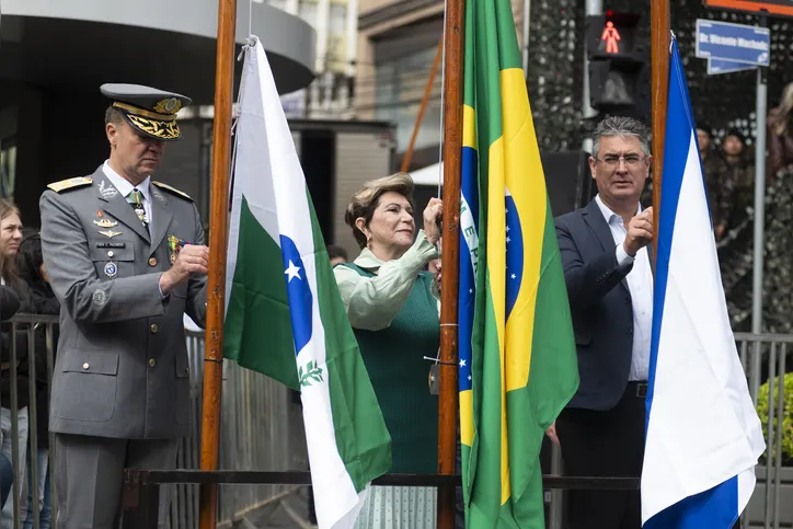 Desfile de Sete de Setembro, na Av Vicente Machado, em Ponta Grossa.