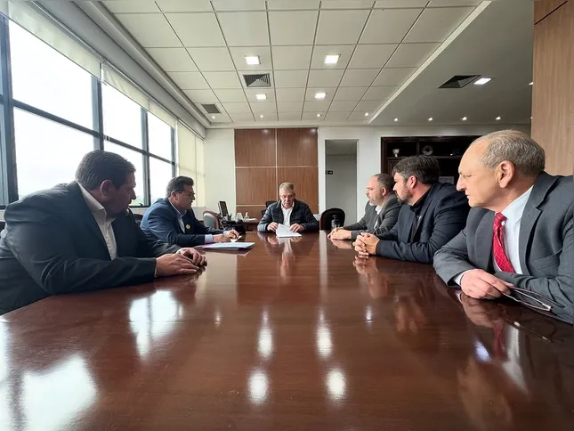 Lideranças estiveram em reunião na Cohapar, com Jorge Lange.