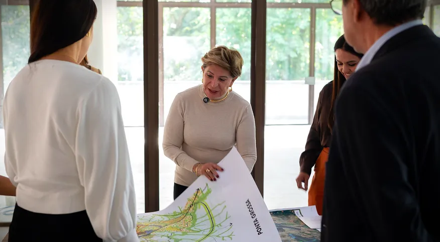 Prefeita Elizabeth durante visita à futura sede da Secretaria