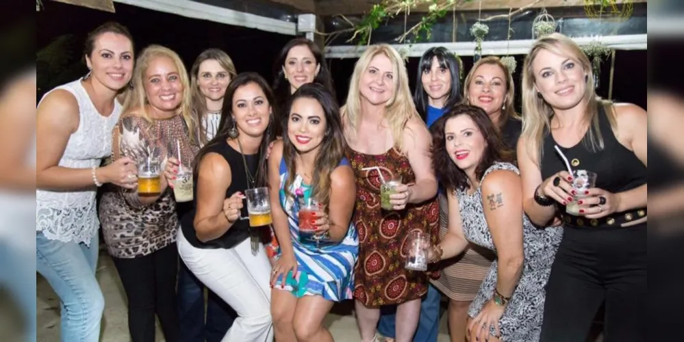 Dilciane Takayama comemorou a chegada da nova idade com as amigas do lanche, ela que aniversariou no último dia 10. Na foto, com Vanessa, Galetto, Angela Constantino, Priscila Guedes, Suelen Petter, Paloma Dudkiewicz, Patricia Chiaradia, Patricia Bertolini, Claudia Faria Cardoso, Rosi Galetto e Melissa Nisgoski