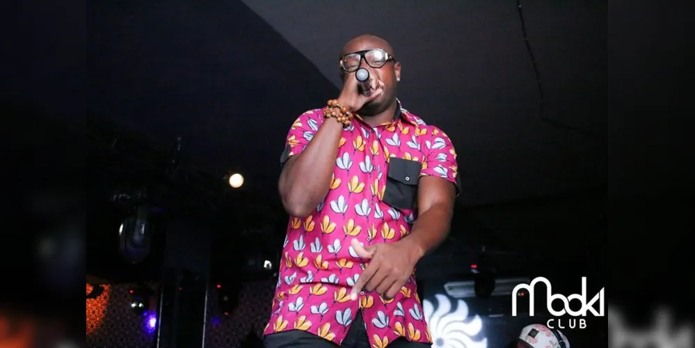 Registro do cantor nigeriano Lumi que esteve em Ponta Grossa no último final de semana. Ele se apresentou na Mooki Club