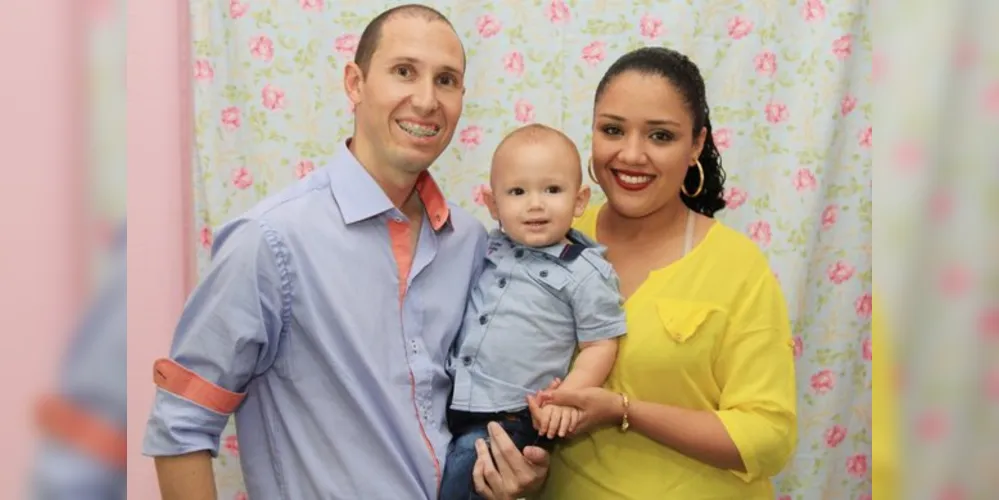Victor, priminho da aniversariante, com seus pais Marília Andrade e Felipe Hampf Mendes