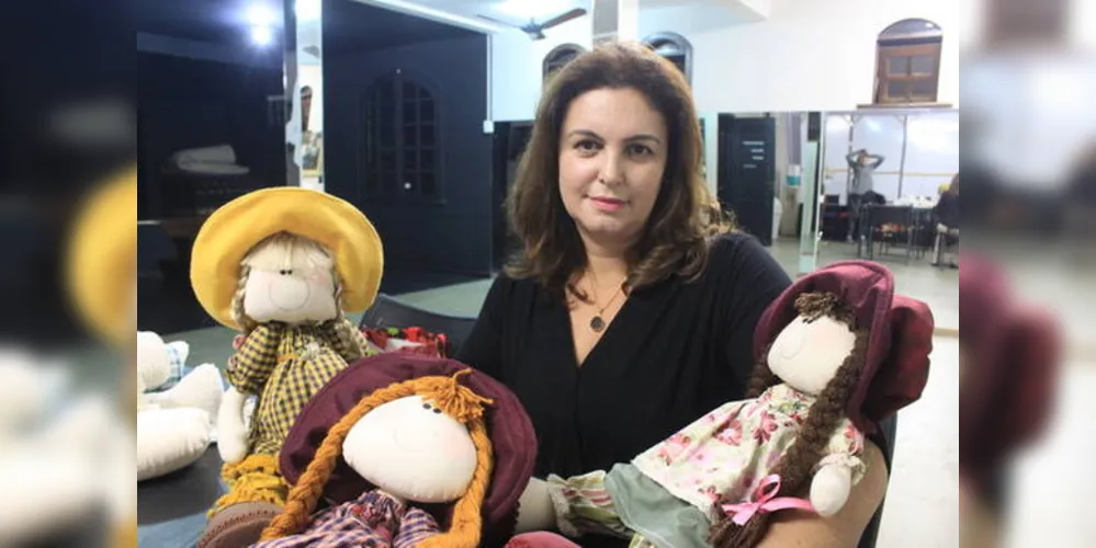 Processo de confecção das bonecas pode levar até cinco dias, segundo a artista Rosana Siqueira