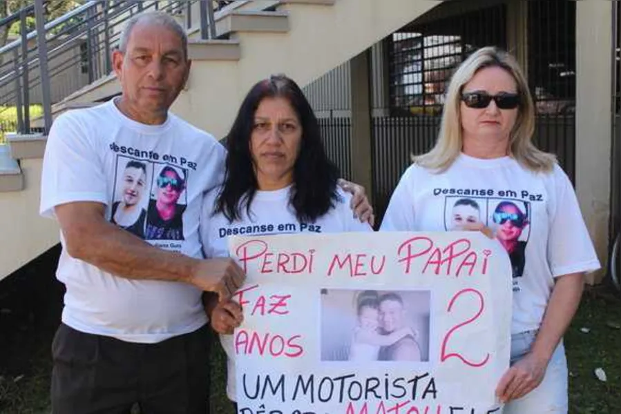 Família de Juliano Wendl, morto em um acidente de trânsito em 2014, esteve em frente a sede da Comarca de Ponta Grossa pedindo por justiça e punição a motorista.