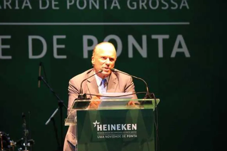 Michel Carvalho falando na inauguração da ampliação da Heineken em Ponta Grossa. Talvez um fato inédito que um ex-ator do cinema internacional tenha visitado a cidade 
