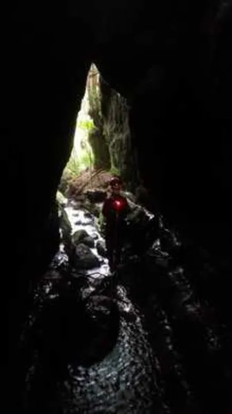 Grupo se aventura desbravando cavernas em PG