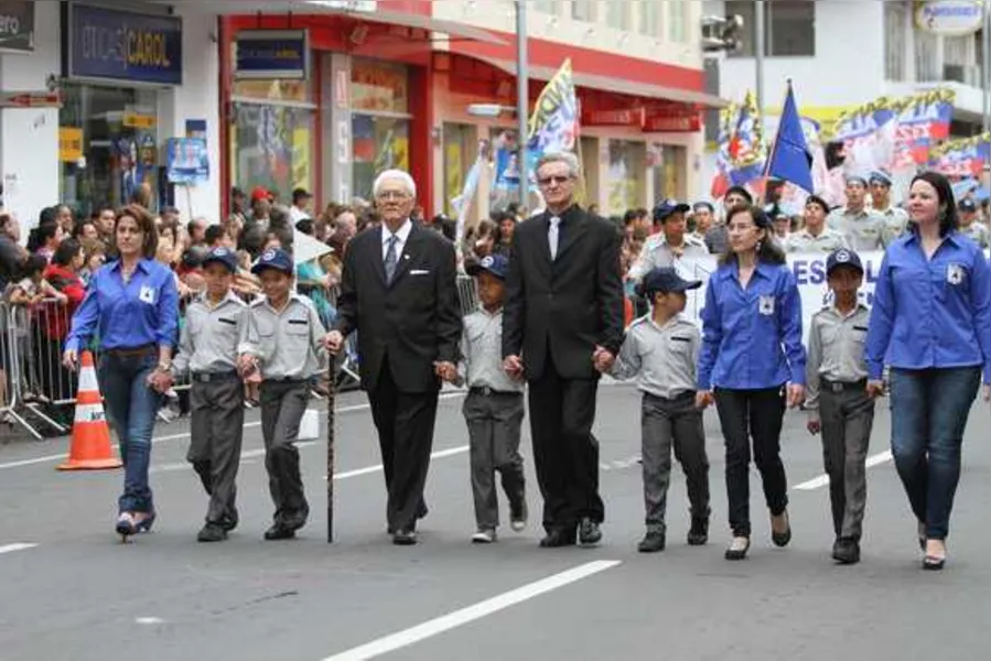 Tradicional desfile está agendado para quinta-feira, feriado municipal, com quase 60 instituições inscritas