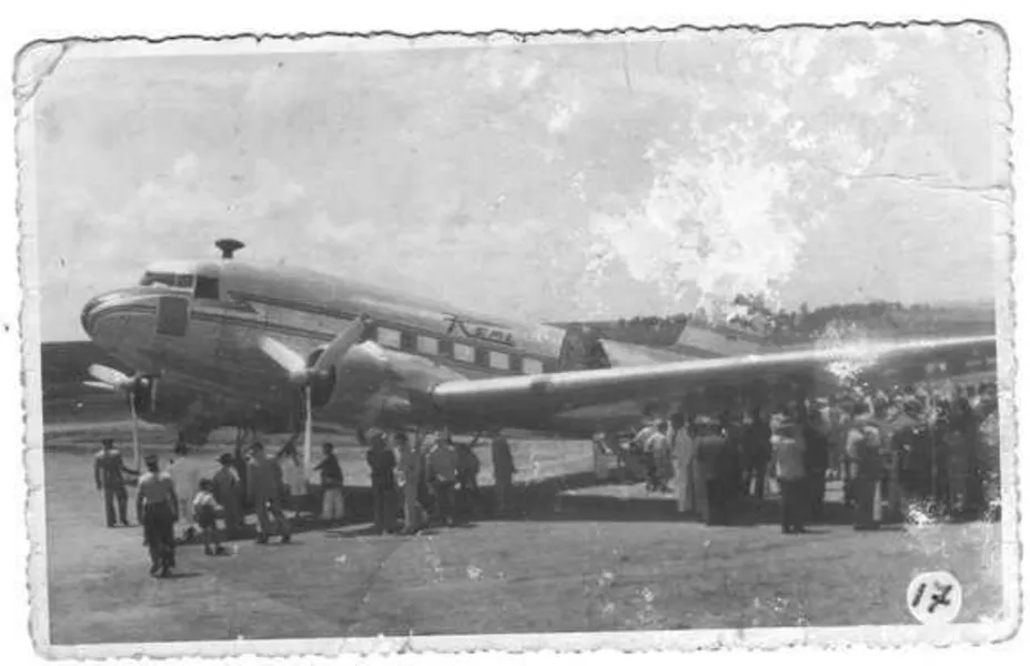 O avião movido a hélices da FAB ainda era usado pela Presidência da República. Desconheço se o avião veio de Brasília ou de alguma base de Curitiba