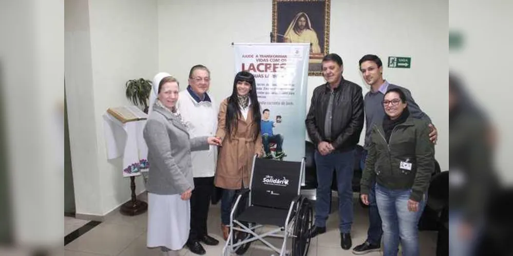 A doação das cadeiras de rodas é possível com a arrecadação dos lacres das latinhas de bebidas