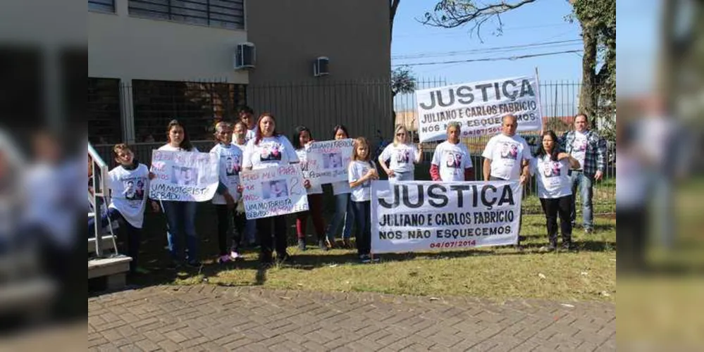 Família de Juliano Wendl, morto em um acidente de trânsito em 2014, protestou em frente ao Fórum, ontem