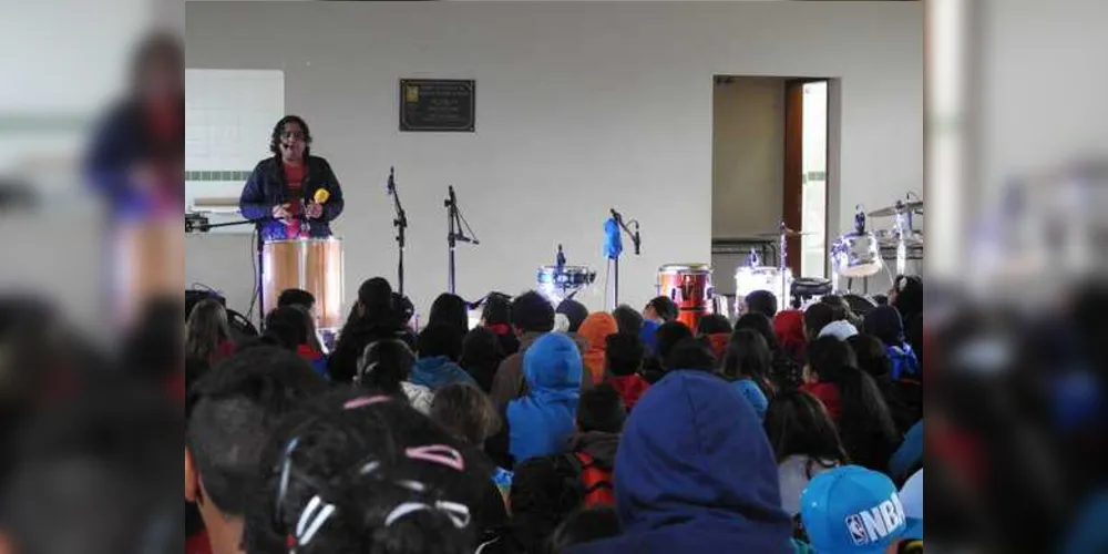 Alunos do Colégio Estadual Polivalente receberam duas apresentações do projeto Concertos Percussivos Didáticos.