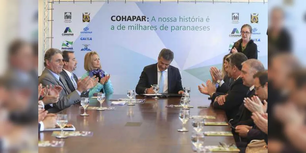 O governador Beto Richa, o presidente da Caixa, Gilberto Occhi, e o presidente da Cohapar, Abelardo Lupion, assinaram ontem o contrato de construção do Residencial Clube Cohapar Cavani