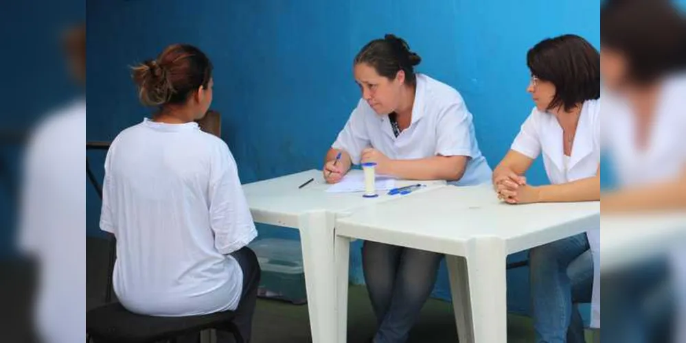 Equipe multidisciplinar da Defensoria Pública do Paraná estimula detentas a trocarem cartas, vídeos e fotografias com seus entes queridos