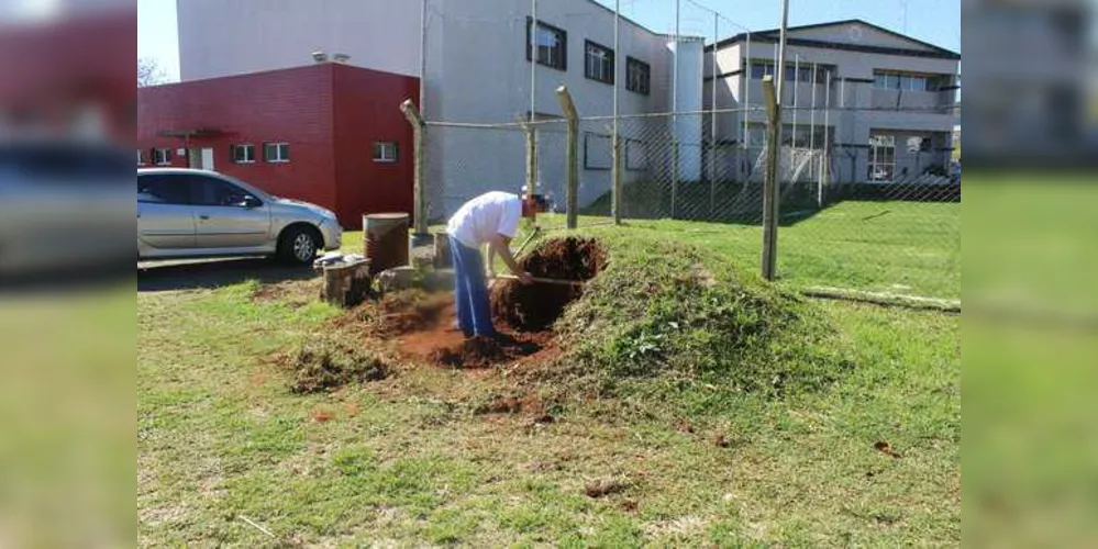 Quatro presos do Hildebrando de Souza fazem serviços de calçamento, cercado da sede a manutenção de jardins