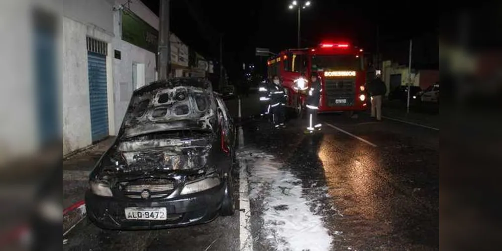 Mulher ateia fogo em carro do marido, em Ponta Grossa
