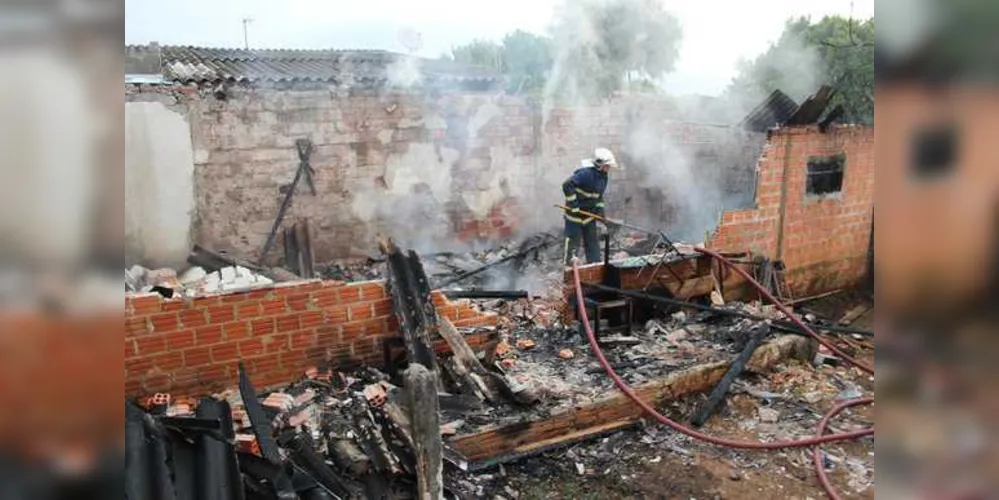 Corpo de Bombeiros evitou que fogo se espalhasse para outras casas vizinhas.