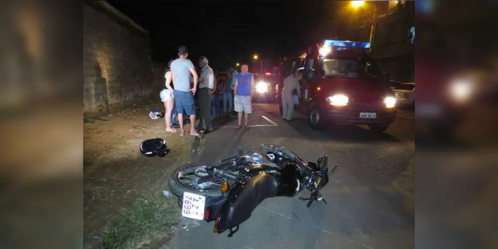 Motociclista ficou ferido ao colidir contra uma caminhonete na Avenida Dom Pedro I