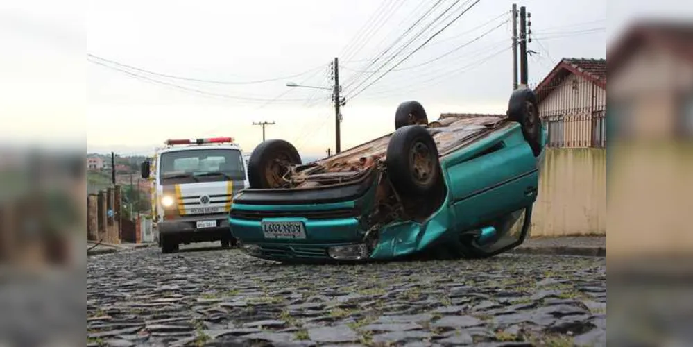 Imagem ilustrativa da imagem Motorista capota carro após colisão