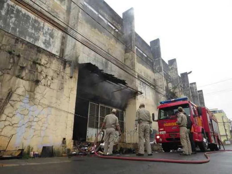 Prédio do Mercado Municipal pegou fogo durante a madrugada
