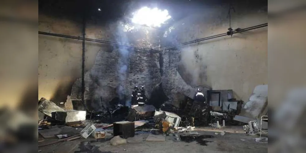 Imagem ilustrativa da imagem Incêndios atingem antigo mercadão e barracões do IBC