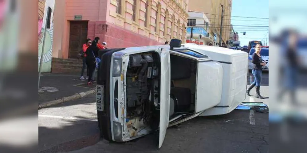 Capotamento mobilizou estrutura de segurança de Ponta Grossa