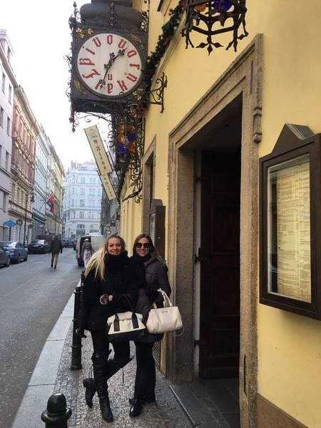As irmãs Amelya e Cecília Genari curtem temporada de férias conhecendo o leste europeu