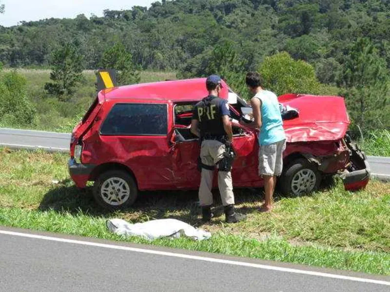 Carro capota perto de Vila Velha e causa morte de passageiro