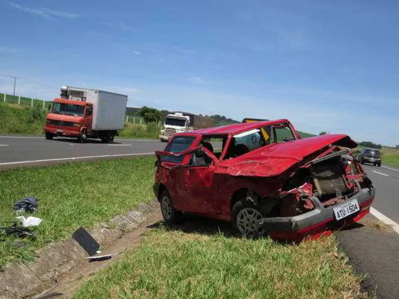 Carro capota perto de Vila Velha e causa morte de passageiro